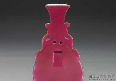 图片[2]-Hanging vase with two handles on a polychrome red ground in yangcai painted enamels, Qianlong reign (1736-1795), Qing dynasty-China Archive